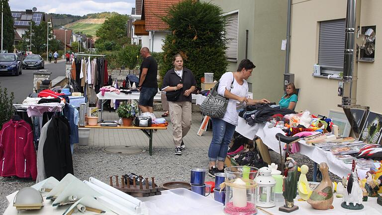 Mit über 60 Ständen war das Angebot beim Himmelstadter Dorfflohmarkt extrem vielfältig und fast unüberschaubar. Foto Jürgen Kamm