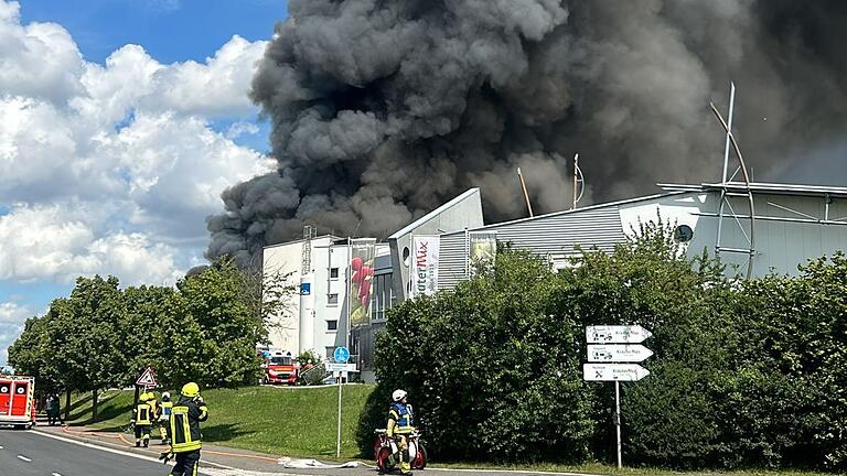 Am Montag brach ein Brand in einer Produktionshalle bei Kräuter Mix in Abtswind aus. Die Rauchwolke war kilometerweit zu sehen. Am Montag brach ein Brand in einer Produktionshalle bei Kräuter Mix in Abtswind aus. Die Rauchwolke war kilometerweit zu sehen.