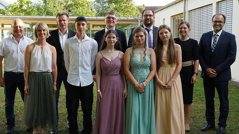 Erfolgreiche Absolventinnen und Absolventen der Mittelschule wurden ausgezeichnet. Das Foto zeigt die vier Prüfungsbesten gemeinsam mit Elternbeiratsvorsitzenden Christian Weck, Konrektorin Mareike Seger, Claus Anders (Lehrer 9a) Bürgermeister Ulrich Werner, Andreas Ludwig (Lehrer 9g) Theresa Bengel (Lehrerin 10M) und Rektor Detlef Haas. Erfolgreiche Absolventinnen und Absolventen der Mittelschule wurden ausgezeichnet. Das Foto zeigt die vier Prüfungsbesten gemeinsam mit Elternbeiratsvorsitzenden Christian Weck, Konrektorin Mareike Seger, Claus Anders (Lehrer 9a) Bürgermeister Ulrich Werner, Andreas Ludwig (Lehrer 9g) Theresa Bengel (Lehrerin 10M) und Rektor Detlef Haas.