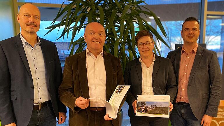 Die Oberelsbacher Umweltbildungsstätte hat sich als gefragter Lern- und Schulungsort für Gruppen aus ganz Deutschland etabliert. Sehr zufrieden mit dem Geschäftsbericht 2019 sind (von links) Klaus Spitzl, Geschäftsführer Verein Naturpark und Biosphärenreservat Rhön, Thomas Habermann, Landrat Rhön-Grabfeld, Bürgermeisterin Birgit Erb sowie Geschäftsführer Bernd Fischer. Die Oberelsbacher Umweltbildungsstätte hat sich als gefragter Lern- und Schulungsort für Gruppen aus ganz Deutschland etabliert. Sehr zufrieden mit dem Geschäftsbericht 2019 sind (von links) Klaus Spitzl, Geschäftsführer Verein Naturpark und Biosphärenreservat Rhön, Thomas Habermann, Landrat Rhön-Grabfeld, Bürgermeisterin Birgit Erb sowie Geschäftsführer Bernd Fischer.