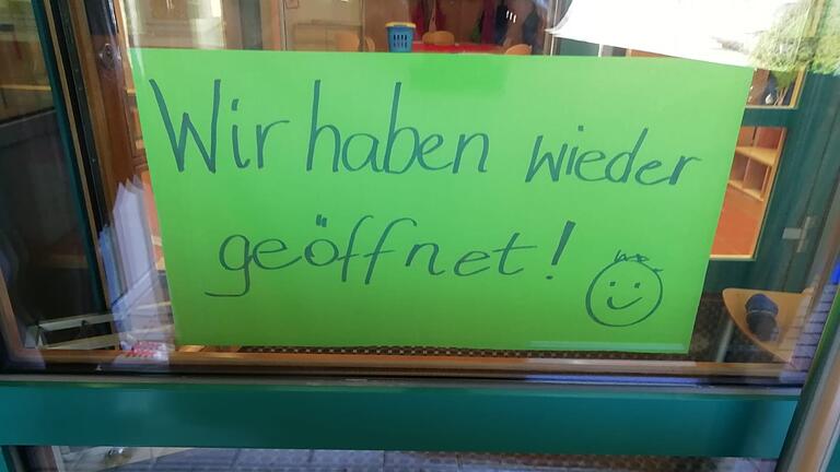 Die Kindertagesstätte Schobert-Haus in Ostheim öffnet am Montag wieder ihre Pforten, wie das selbst gemalte Eingangsschild am Sonntag schon verrät. Nachdem ein Kindergartenkind positiv auf das Coronavirus getestet wurde, war die Einrichtung kurzfristig geschlossen worden. Nach einem großangelegten Massentest kam am Sonntag die Entwarnung: Keine weiteren Personen aus Kita und Umfeld sind infiziert. Die Kindertagesstätte Schobert-Haus in Ostheim öffnet am Montag wieder ihre Pforten, wie das selbst gemalte Eingangsschild am Sonntag schon verrät. Nachdem ein Kindergartenkind positiv auf das Coronavirus getestet wurde, war die Einrichtung kurzfristig geschlossen worden. Nach einem großangelegten Massentest kam am Sonntag die Entwarnung: Keine weiteren Personen aus Kita und Umfeld sind infiziert. 