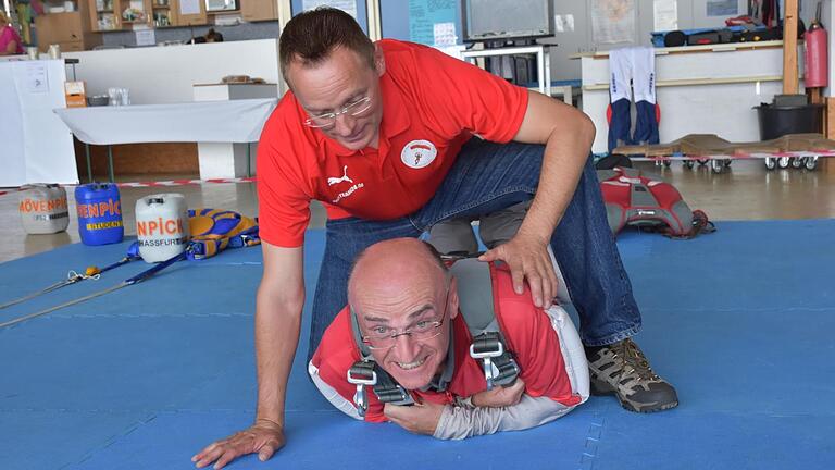 Auch Landrat Wilhelm Schneider (unten) absolvierte bei den Fallschirmspirngern am Haßfurter Flugplatz schon einmal einen Tandemsprung und musste vorher die obligatorischen Trockenübungen mit dem Tandempiloten Dirk Rentzsch machen.