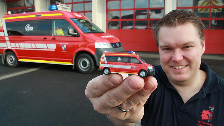 Den Einsatzleitwagen der Karlstadter Feuerwehr präsentiert der Vereinsvorsitzende Gregor Weigel als Modell und in echt. Den Einsatzleitwagen der Karlstadter Feuerwehr präsentiert der Vereinsvorsitzende Gregor Weigel als Modell und in echt.