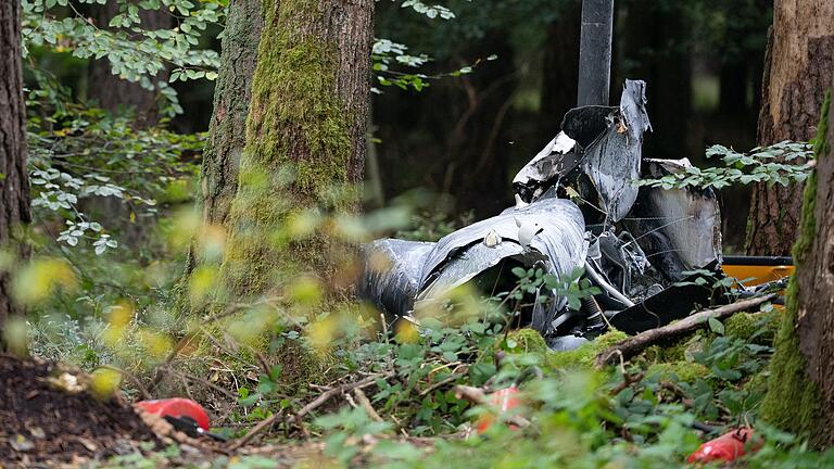 Völlig zerfetzt wurde der Hubschrauber vom Typ Robinson R44 bei dem Absturz am 17. Oktober in einem Waldstück bei Buchen (Neckar-Odenwald-Kreis).&nbsp;