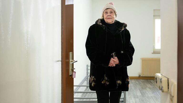 Ein Bettgestell und ein Kühlschrank stehen in dem WG-Zimmer, das die Stadt Würzburg der Rentnerin Krystyna Thiele zugewiesen hat. Am Donnerstag muss sie einziehen. Ein Bettgestell und ein Kühlschrank stehen in dem WG-Zimmer, das die Stadt Würzburg der Rentnerin Krystyna Thiele zugewiesen hat. Am Donnerstag muss sie einziehen. 