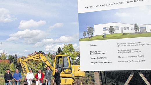 Baubeginn fürs neue Ärztehaus: Über den Spatenstich auf dem ehemaligen Grundstück der evangelischen Kirchengemeinde im so genannten &bdquo;Zwickel&ldquo; zwischen Schallfelder und Wiebelsberger Straße freuen sich (von links) Bauingenieur Christoph Rosentritt, Bauunternehmer Robert Rosentritt, die Bauherren Dr. Tobias Weigand und Holger Blum, Architekt Alexander Pfeuffer und Gerolzhofens Bürgermeister Thorsten Wozniak.
