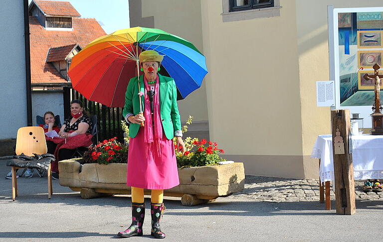 Clownin Rosa Sonntag hat viele Ängste, fühlt sich aber gut beschirmt. Clownin Rosa Sonntag hat viele Ängste, fühlt sich aber gut beschirmt.