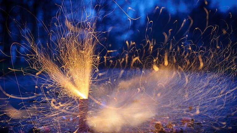 Feuerwerk       -  Böller explodieren bei Anbruch der Dunkelheit.