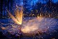 Feuerwerk       -  Böller explodieren bei Anbruch der Dunkelheit.