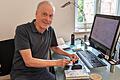Rainer Haak (76) an seinem Schreibtisch, an dem er seine Bestseller-Reihe „77 mal ….“ verfasst.       -  Rainer Haak (76) an seinem Schreibtisch, an dem er seine Bestseller-Reihe „77 mal ….“ verfasst.
