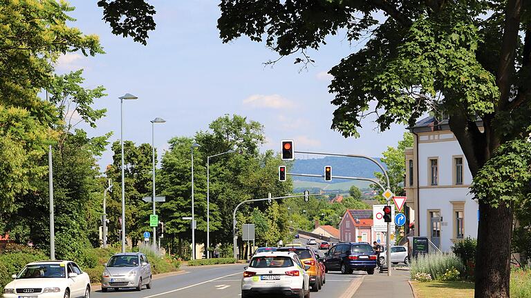Rotlichtzone Kitzingen: Immer wieder bremsen die Ampeln den Verkehr auf der Bundesstraße aus. Rotlichtzone Kitzingen: Immer wieder bremsen die Ampeln den Verkehr auf der Bundesstraße aus.
