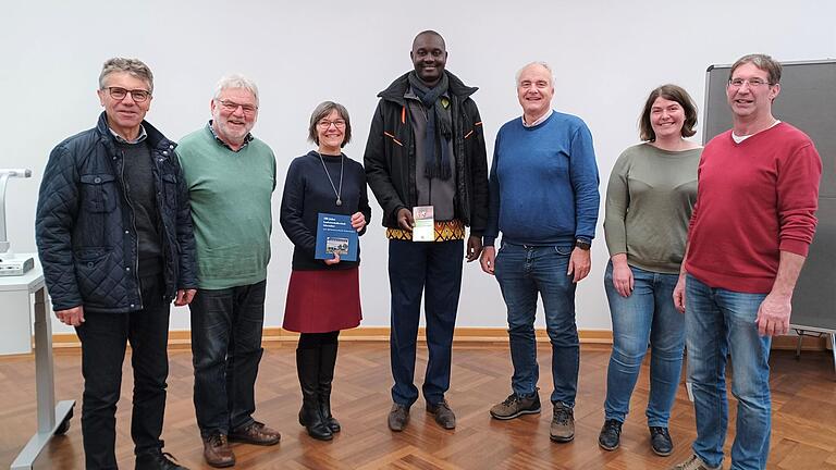 Die Delegation des Besuchs an der Landwirtschaftsschule (von links): Martin Mack, KLB, Gottlieb Rappert (Übersetzer), Behördenleiterin des AELF Klaudia Schwarz, Abbé Etienne Ndéné Ndong, Direktor Caritas Kaolack, Schulleiter LWS Schweinfurt Joachim Dömling, Ausbildungsbeauftragte Reg. Unterfranken Anne Lutz sowie Norbert Götz, Praxismeister im Berufsgrundschuljahr Landwirtschaft und Lehrer an der Berufsschule Schweinfurt. Die Delegation des Besuchs an der Landwirtschaftsschule (von links): Martin Mack, KLB, Gottlieb Rappert (Übersetzer), Behördenleiterin des AELF Klaudia Schwarz, Abbé Etienne Ndéné Ndong, Direktor Caritas Kaolack, Schulleiter LWS Schweinfurt Joachim Dömling, Ausbildungsbeauftragte Reg. Unterfranken Anne Lutz sowie Norbert Götz, Praxismeister im Berufsgrundschuljahr Landwirtschaft und Lehrer an der Berufsschule Schweinfurt.