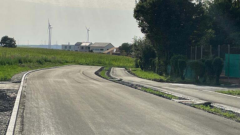 Nur noch Restarbeiten stehen an der Keltenstraße an. Die künftige Zufahrtsstraße zum Baugebiet Am Nützelbach II ist fast fertiggestellt und wurde in den vergangenen Wochen an die Schallfelder Straße angebunden. Die Stadt plant, die Straße am 21. August für den Verkehr freizugeben. Nur noch Restarbeiten stehen an der Keltenstraße an. Die künftige Zufahrtsstraße zum Baugebiet Am Nützelbach II ist fast fertiggestellt und wurde in den vergangenen Wochen an die Schallfelder Straße angebunden. Die Stadt plant, die Straße am 21. August für den Verkehr freizugeben.