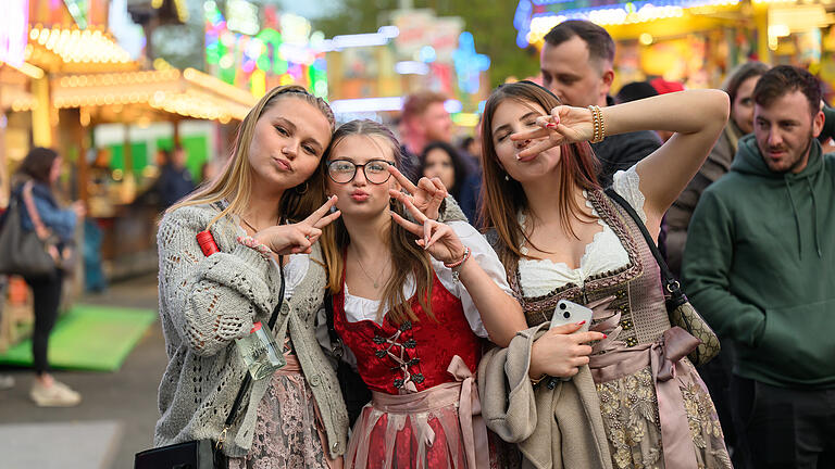 Abschluss Frühjahrsvolksfest       -  Letzte Runde: Zahlreiche Menschen besuchen am Sonntag (13.04.25) das Frühjahrsvolksfest auf der Talavera in Würzburg. Nach gut zwei Wochen geht das Fest auf der Talavera am Sonntag zu Ende. Laut Stadt waren 2025 etwa 190.000 Besucherinnen und Besucher auf dem Festplatz unterwegs.