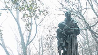 Auf dem Franziskusweg begegnen dem Pilger viele Franziskus-Statuen. Die rot-weißen Markierungen stammen vom italienischen Alpenverein CAI. Auf dem Franziskusweg begegnen dem Pilger viele Franziskus-Statuen. Die rot-weißen Markierungen stammen vom italienischen Alpenverein CAI.