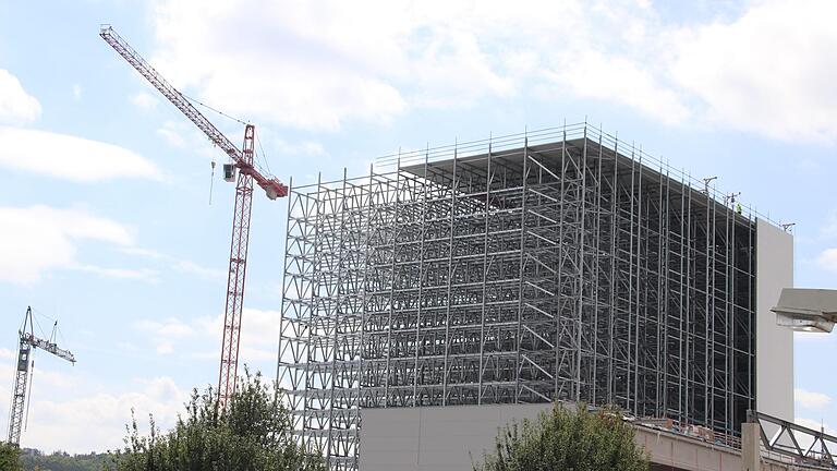 Am neuen Hochregallager der Firma Kunert wird inzwischen schon die Fassade angebracht. Foto: Hubert Herbert       -  Am neuen Hochregallager der Firma Kunert wird inzwischen schon die Fassade angebracht. Foto: Hubert Herbert