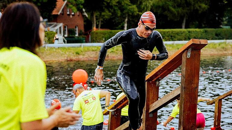 Beim NordseeMan in Wilhelmshaven Mitte August gewann Lukas Bieber seinen ersten Triathlon, obwohl er gesundheitlich angeschlagen war. Beim NordseeMan in Wilhelmshaven Mitte August gewann Lukas Bieber seinen ersten Triathlon, obwohl er gesundheitlich angeschlagen war.