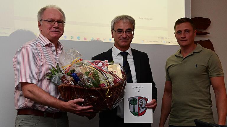 Bürgermeister Volker Faulhaber (Mitte) wurde in der Gemeinderatssitzung für 30 Jahre treue Dienste für die Gemeinde Kist von Manfred Spiegel (links) und Michael Englert beglückwünscht.