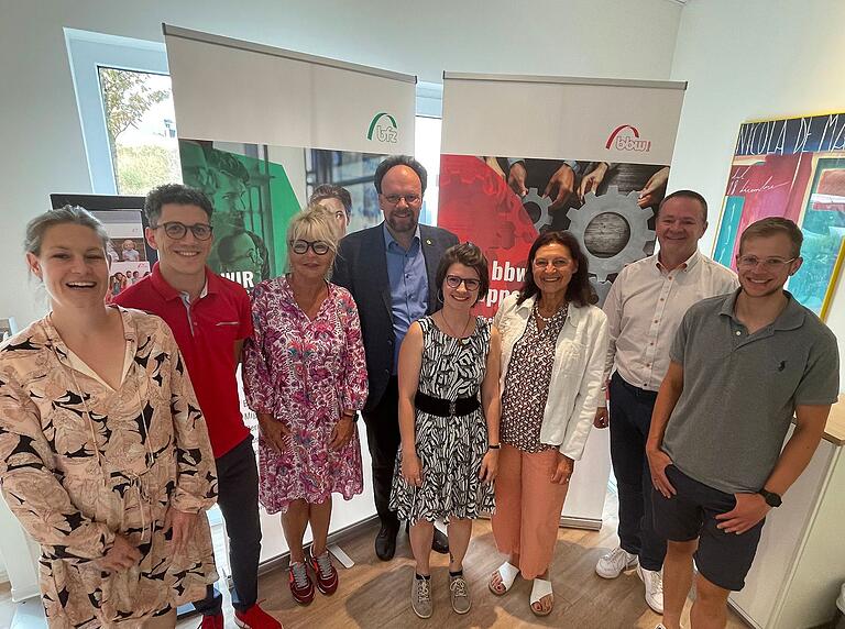 Beim Besuch des BBV: (von links) Laurine Ardjelan, Ignaz Völk, Anna Engel-Köhler, Patrick Friedl, Helena Kontny, Barbara Lehrieder, Volker Falch und Konstantin Mack.