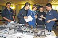 Jede Menge Information: Die König & Bauer AG hatte umfangreiches Anschauungsmaterial mitgebracht, um Einblicke ins Berufsbild von Mechanikern geben zu können.