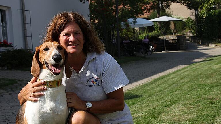 Vor eineinhalb Jahren hat Ruth Severa die Poitevin-Hündin aus dem Tierheim geholt &ndash; und zum Therapiehund ausgebildet. Fotos: Ralf Dieter