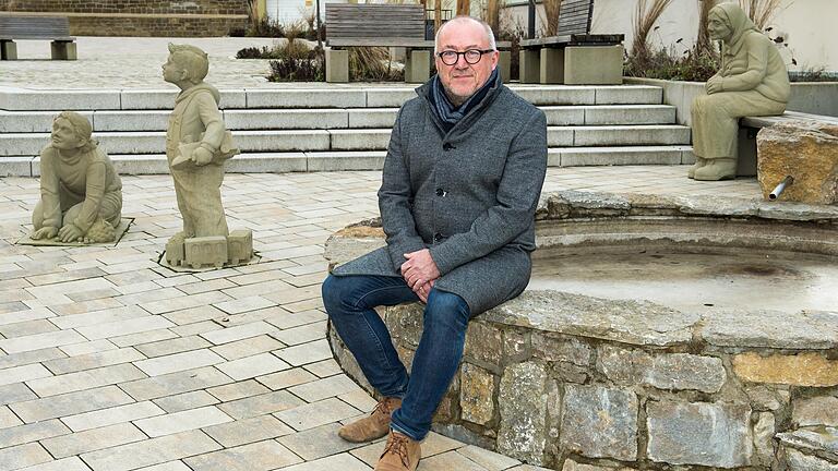 Bernd Pfeuffer an seinem Lieblingsplatz: Die neugestaltete Ortsmitte in Waigolshausen ist für ihn ein Symbol der guten Zusammenarbeit von Gemeinde und Vereine. Bernd Pfeuffer an seinem Lieblingsplatz: Die neugestaltete Ortsmitte in Waigolshausen ist für ihn ein Symbol der guten Zusammenarbeit von Gemeinde und Vereine.