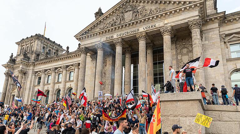 Ende August 2020 am Reichstagsgebäude in Berlin: Unter den Teilnehmern einer Kundgebung gegen die Corona-Maßnahmen waren auch viele Anhänger von Verschwörungstheorien wie QAnon, sagt der evangelische Weltanschauungsbeauftragte Matthias Pöhlmann. Ende August 2020 am Reichstagsgebäude in Berlin: Unter den Teilnehmern einer Kundgebung gegen die Corona-Maßnahmen waren auch viele Anhänger von Verschwörungstheorien wie QAnon, sagt der evangelische Weltanschauungsbeauftragte Matthias Pöhlmann.