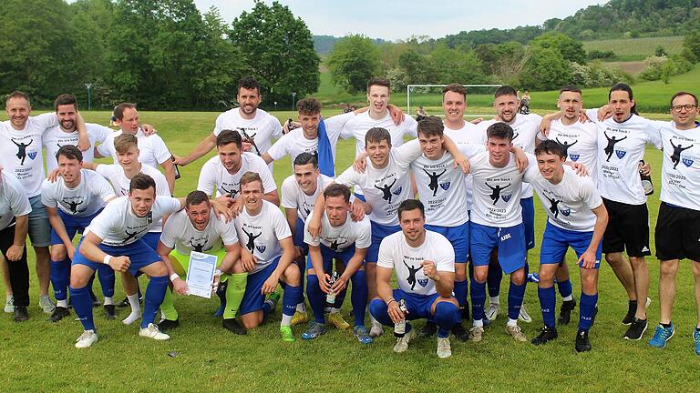 Mit dem zwölften Sieg in Folge steht der TSV Unterpleichfeld als Meister der Fußball-Bezirksliga Ost fest. Trainer Thomas Redelberger (rechts) und seine Mannschaft feierten den Wiederaufstieg nach einem Sieg in Oberschwarzach, bei dem Torjäger Lukas Huscher alle vier Tore erzielte. Mit dem zwölften Sieg in Folge steht der TSV Unterpleichfeld als Meister der Fußball-Bezirksliga Ost fest. Trainer Thomas Redelberger (rechts) und seine Mannschaft feierten den Wiederaufstieg nach einem Sieg in Oberschwarzach, bei dem Torjäger Lukas Huscher alle vier Tore erzielte.