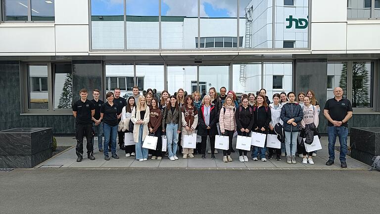 Gruppenbild vor der Firma Göpfert Maschinen GmbH.