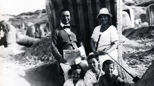 Rechtsanwalt Dr. Karl Rosenthal mit seiner Frau Claire und den Kindern Anni, Fritz und Paul im Jahr 1924 auf Norderney. Als ihr Mann nach der Pogromnacht vom 9. November 1938 ins KZ eingeliefert wurde, beging Claire Rosenthal Selbstmord. Für sie wird am Montag, 11. Februar, um 15.20 Uhr vor dem Anwesen Rotkreuzsteige 10, wo die Familie früher zu Hause war, ein Stolperstein verlegt. Rechtsanwalt Dr. Karl Rosenthal mit seiner Frau Claire und den Kindern Anni, Fritz und Paul im Jahr 1924 auf Norderney. Als ihr Mann nach der Pogromnacht vom 9. November 1938 ins KZ eingeliefert wurde, beging Claire Rosenthal Selbstmord. Für sie wird am Montag, 11. Februar, um 15.20 Uhr vor dem Anwesen Rotkreuzsteige 10, wo die Familie früher zu Hause war, ein Stolperstein verlegt.