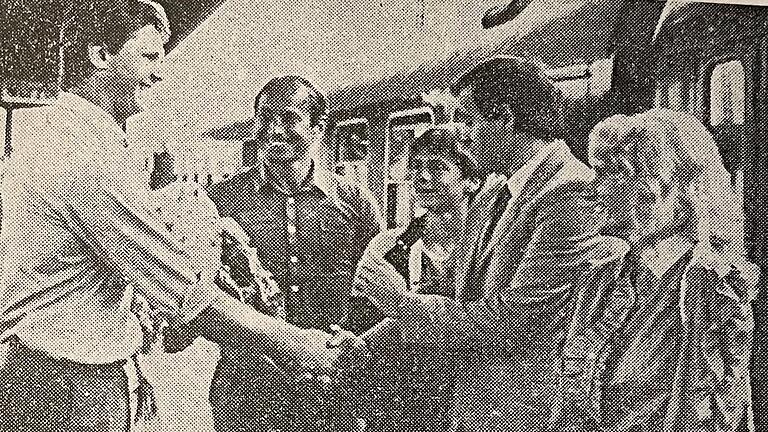 Dieses Foto erschien am 4. Juli 1983 und zeigt Vladimir Haber (von links) und Jindrich Krepindl, die von Patrick Schmitt, Sepp Schmitt und Heidi Schmitt am Bahnhof in Würzburg begrüßt werden. Dieses Foto erschien am 4. Juli 1983 und zeigt Vladimir Haber (von links) und Jindrich Krepindl, die von Patrick Schmitt, Sepp Schmitt und Heidi Schmitt am Bahnhof in Würzburg begrüßt werden.