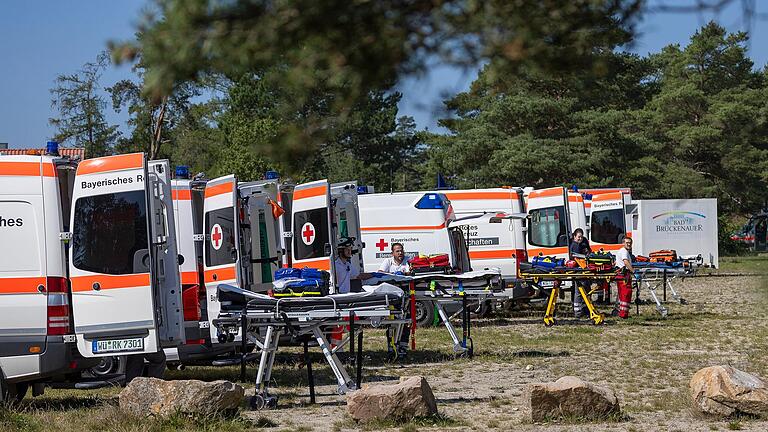 Zahlreiche Rettungswagen standen bei der Übung am Samstag bei Hammelburg zum Abtransport bereit. Zahlreiche Rettungswagen standen bei der Übung am Samstag bei Hammelburg zum Abtransport bereit. 