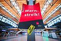 Warnstreiks an Flughäfen.jpeg       -  Ein Warnstreik des Sicherheitspersonals führte unlängst zu Einschränkungen an vielen deutschen Flughäfen. Die Politik diskutiert eine Einschränkung des Streikrechts.