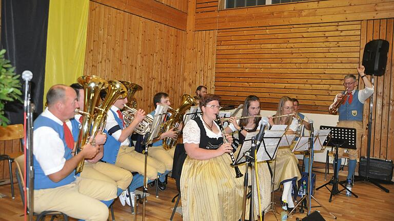 Bei vielen Gelegenheiten im Ort und Umgebung, wie im Bild beim 100jährigen Bestehen der DJK Marktsteinach vor wenigen Wochen, gestaltet die Löffelsterzer Kapelle Frohsinn die Feste musikalisch.