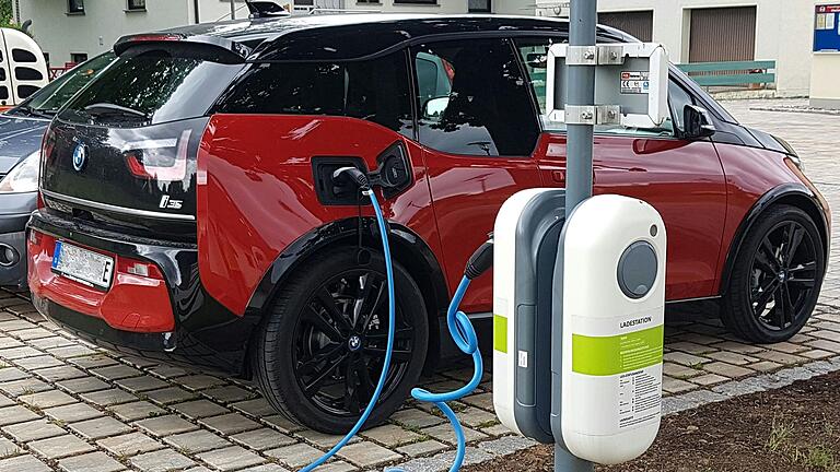 Die Elektromobilität ist in der Krise. Viele Kunden sind zu dem verunsichert durch die Rücknahme der Förderprämie durch die Bundesregierung. Das merken auch die Autohändler in der Region Rhön-Grabfeld. Die Elektromobilität ist in der Krise. Viele Kunden sind zu dem verunsichert durch die Rücknahme der Förderprämie durch die Bundesregierung. Das merken auch die Autohändler in der Region Rhön-Grabfeld. 