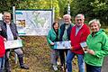 Offiziell seiner Bestimmung übergeben wurde am Start- und Zielpunkt 'Naturfreundehaus Am Kalten Brunnen' der Natura Trail-Rundweg von links: Wanderführerin Christel Schramm, Bürgermeister Jürgen Götz, die Eheleute Ulla und Hans Hanke, der Vorstand der Ortsgruppe Veitshöchheim/Würzburg Jürgen Schrader und Wanderführerin Brigitte Schabel-Unger.