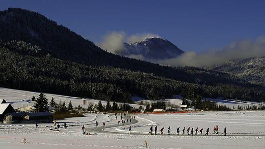 Ideale Winterkulisse: Der Weißensee in Kärnten ist Europas größter Eislaufplatz. Sogar eigene Kufen unter Langlaufschuhe sind hier entwickelt worden. Ideale Winterkulisse: Der Weißensee in Kärnten ist Europas größter Eislaufplatz. Sogar eigene Kufen unter Langlaufschuhe sind hier entwickelt worden.