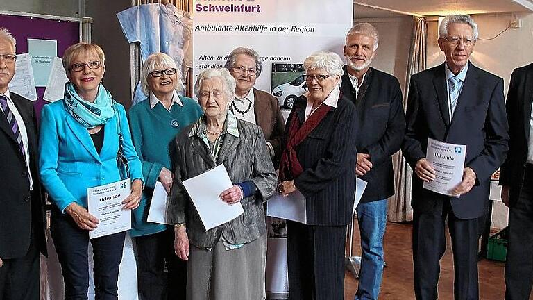 Der Vorsitzende des Diakonievereins Schwebheim Herbert Ludwig (links) dankte den Gründungsmitgliedern Martha Fischer, Gerda Ludwig, Pauline Firnschild, Maria Gehring, Erika Stowasser, Lothar Schwarz und Hermann Seewaldt. Mit ihnen freut sich Pfarrer Rainhard Fischer. Der Vorsitzende des Diakonievereins Schwebheim Herbert Ludwig (links) dankte den Gründungsmitgliedern Martha Fischer, Gerda Ludwig, Pauline Firnschild, Maria Gehring, Erika Stowasser, Lothar Schwarz und Hermann Seewaldt. Mit ihnen freut sich Pfarrer Rainhard Fischer.
