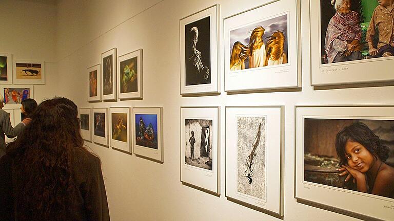 164 Fotografien des Mainfränkischen Fotofestivals 2018 werden derzeit in der Halle des Alten Rathauses Schweinfurt gezeigt. 164 Fotografien des Mainfränkischen Fotofestivals 2018 werden derzeit in der Halle des Alten Rathauses Schweinfurt gezeigt.