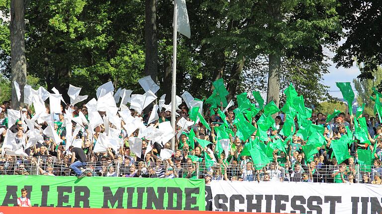 In den vergangenen zwei Jahren gab es zwei Mal ein mit 15000 Besuchern ausverkauftes Willy-Sachs-Stadion, jeweils im DFB-Pokal (im Bild feiern die Fans beim 2:1-Sieg des FC 05 gegen den SV Sandhausen). Ob sie auch Drittliga-Fußball im Sachs-Stadion feiern dürfen, muss eine Machbarkeitsstudie klären. In den vergangenen zwei Jahren gab es zwei Mal ein mit 15000 Besuchern ausverkauftes Willy-Sachs-Stadion, jeweils im DFB-Pokal (im Bild feiern die Fans beim 2:1-Sieg des FC 05 gegen den SV Sandhausen). Ob sie auch Drittliga-Fußball im Sachs-Stadion feiern dürfen, muss eine Machbarkeitsstudie klären.