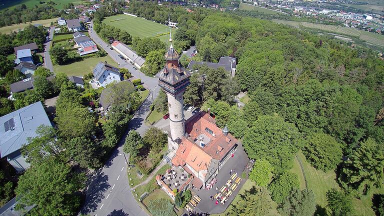 Die Frankenwarte auf dem Nikolausberg: viel Grün und vom Aussichtsturm aus ein Blick über die ganze Stadt.