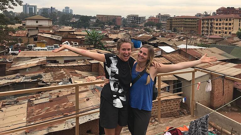 Lisa Volkamer (links) und Laura Pfaffenbach, beide 32 Jahre, in Uganda. Lisa Volkamer (links) und Laura Pfaffenbach, beide 32 Jahre, in Uganda.