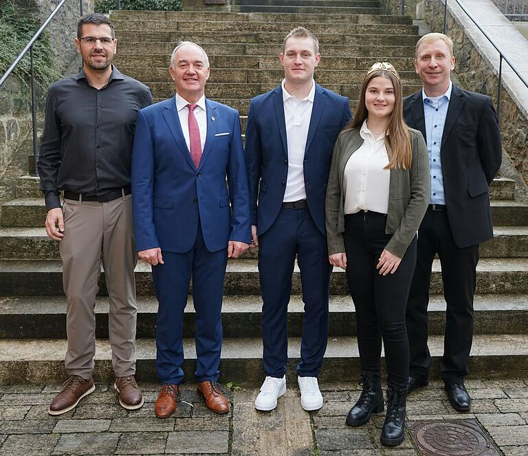 Beim Neujahrsempfang in Retzstadt wurden Thomas Koch (1.v.l.) und Max Müller (3.v.l.) für herausragende berufliche Leistungen durch Bürgermeister Karl Gerhard geehrt. Mit auf dem Foto ist Weinprinzessin Lisa Pfister und Kirchenpfleger Simon Rothenhöfer (rechts). Beim Neujahrsempfang in Retzstadt wurden Thomas Koch (1.v.l.) und Max Müller (3.v.l.) für herausragende berufliche Leistungen durch Bürgermeister Karl Gerhard geehrt. Mit auf dem Foto ist Weinprinzessin Lisa Pfister und Kirchenpfleger Simon Rothenhöfer (rechts).