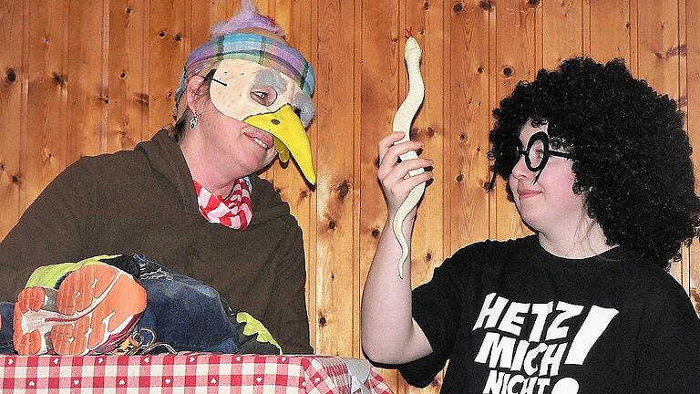 Susi und Leonie Eidel beim Sketch „Frederik vom Brückerä“. Susi und Leonie Eidel beim Sketch „Frederik vom Brückerä“.