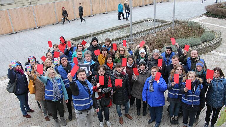 Lehrerprotest auch in Schweinfurt – rote Karte für Kultusminister Piazolo: die Protestkarten der drei BLLV-Kreisverbände wurden an BLLV-Vizepräsident Tomi Neckov (im Vordergrund) übergeben; dahinter der stellvertretende ULLV-Vorsitzende Helmut Schmid mit der Kartenbox.