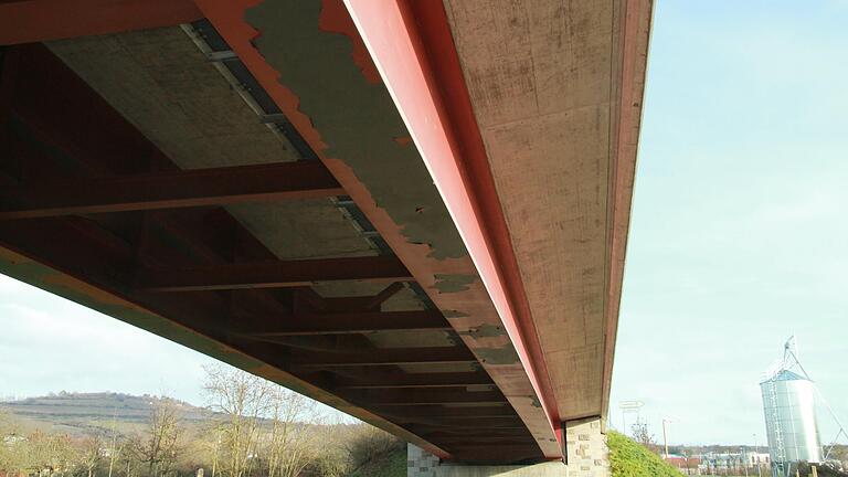 An der Karolingerbrücke zwischen Karlstadt und Karlburg blättert der Korrosionsschutz ab. An der Karolingerbrücke zwischen Karlstadt und Karlburg blättert der Korrosionsschutz ab.