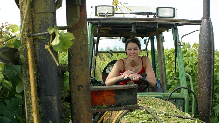 Nicole Then ist in einer Sommeracher Winzerfamilie aufgewachsen. 2003 wurde sie zur 55. Deutschen Weinkönigin gewählt. Nicole Then ist in einer Sommeracher Winzerfamilie aufgewachsen. 2003 wurde sie zur 55. Deutschen Weinkönigin gewählt.