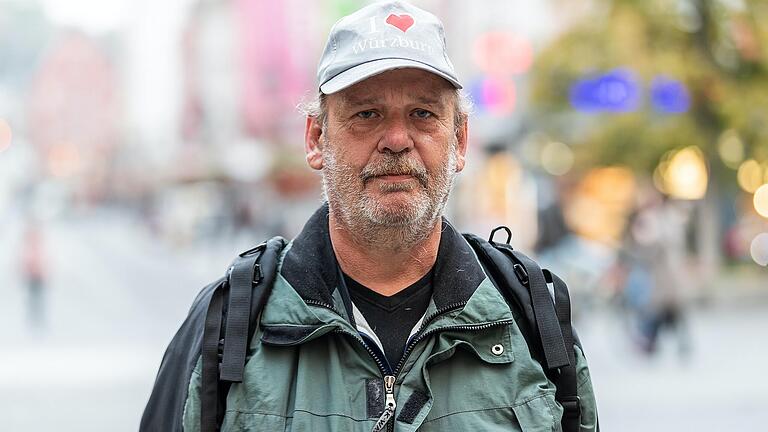 Frank Popp aus Leinach lebt als Obdachloser in Würzburg und erinnert sich an einen Moment, als er Barbara Stamm auf der Straße getroffen hat und sie einfach miteinander geplaudert haben. Frank Popp aus Leinach lebt als Obdachloser in Würzburg und erinnert sich an einen Moment, als er Barbara Stamm auf der Straße getroffen hat und sie einfach miteinander geplaudert haben.