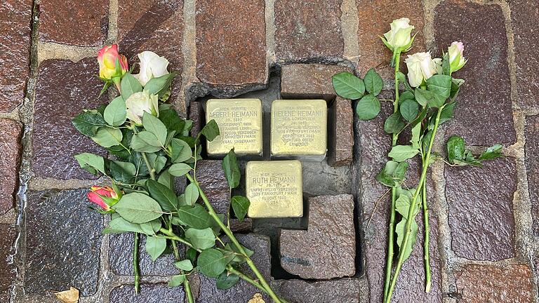 An Albert und Helene sowie Ruth Heimann erinnern drei neue Stolperstein am Marktplatz 7 in Marktheidenfeld. An Albert und Helene sowie Ruth Heimann erinnern drei neue Stolperstein am Marktplatz 7 in Marktheidenfeld.