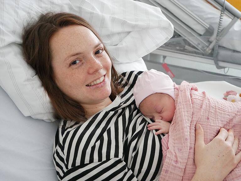 Emily Schmitt, hier mit Mutter Michelle, ist das erste Baby, das 2024 in der Missio-Klinik in Würzburg zur Welt gekommen ist. Emily Schmitt, hier mit Mutter Michelle, ist das erste Baby, das 2024 in der Missio-Klinik in Würzburg zur Welt gekommen ist.